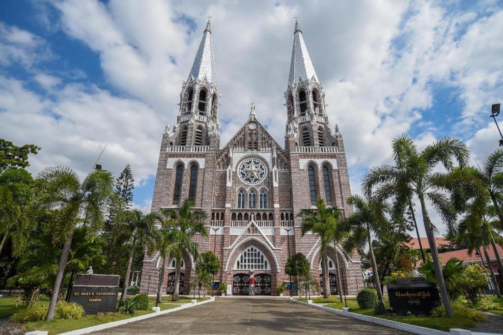 Uptown Hotel Yangon Dış mekan fotoğraf