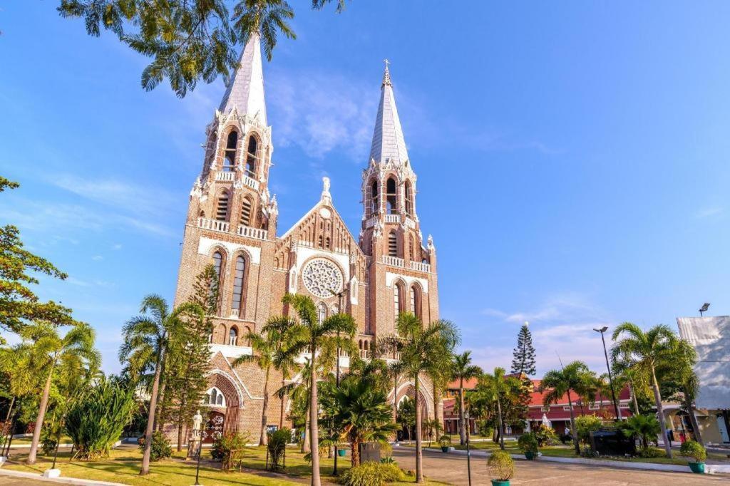 Uptown Hotel Yangon Dış mekan fotoğraf